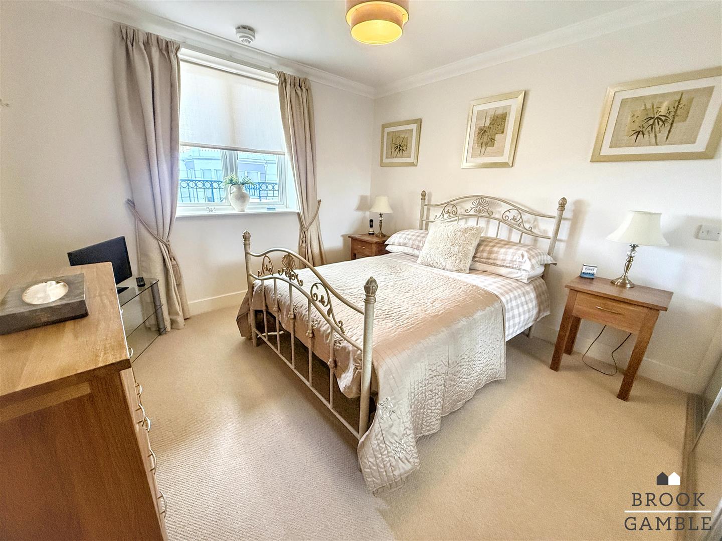 2 Bedroom Apartment. 54 Grand Parade in Eastbourne,  4